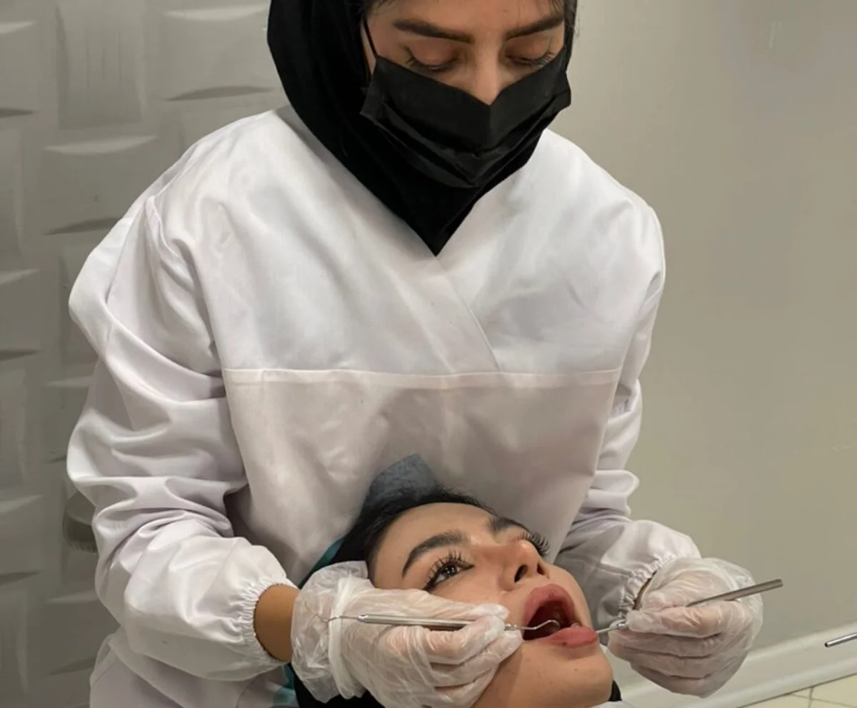 دکتر کوثر عزیزلو هنگام معاینه در کلینیک